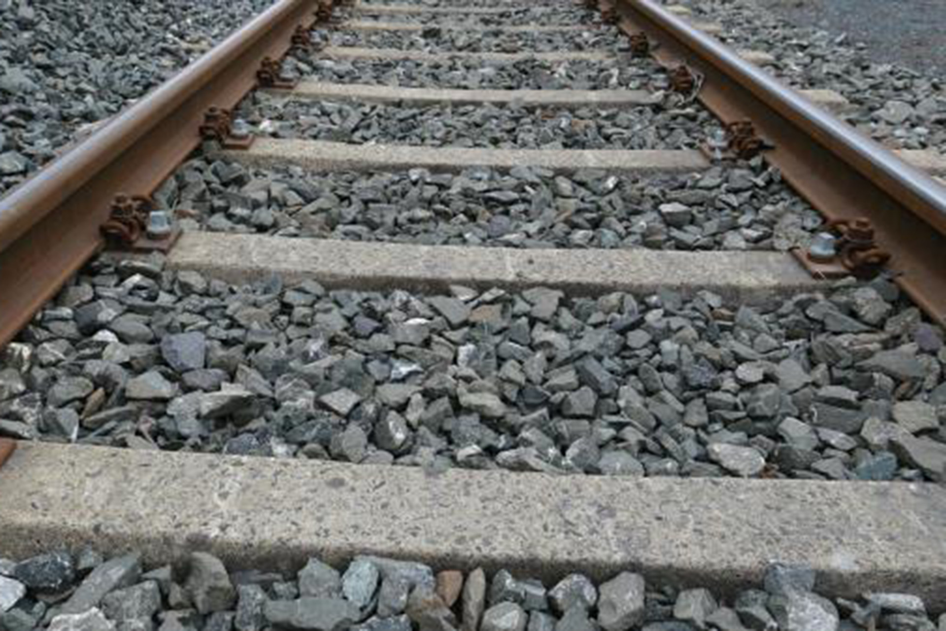 Ein Bahngleis im Schotterbett. 