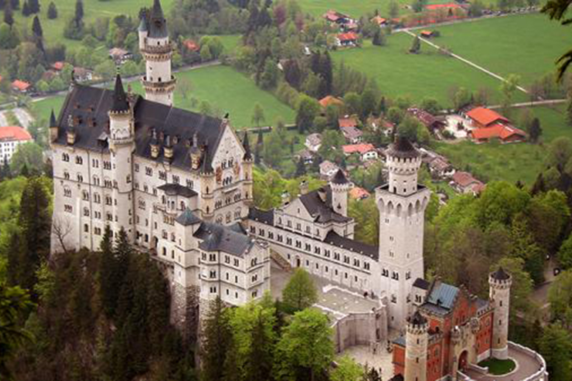 Das Schloss Neuschwanstein von Südosten her gesehen.