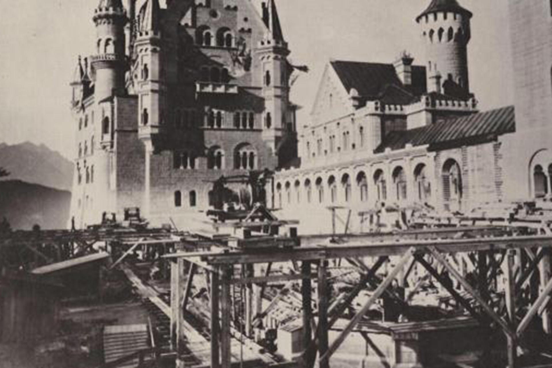 Der obere Schlosshof während der Bauarbeiten im Jahr 1886.